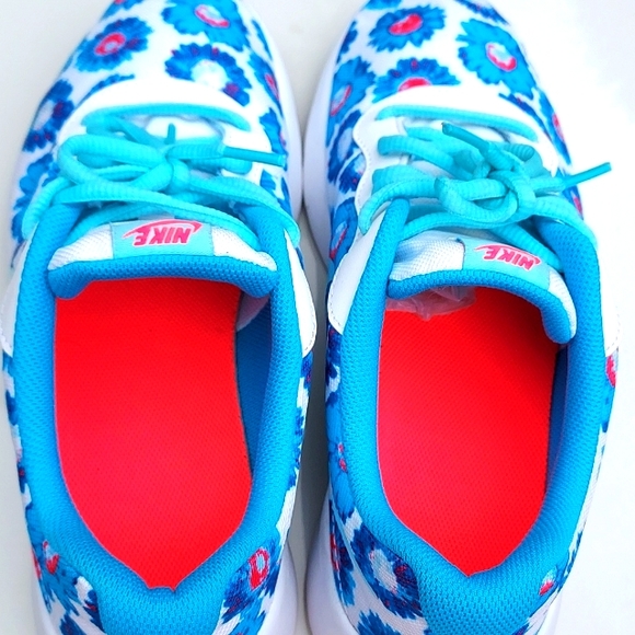 Nike Shoes - Picture 5 of 8